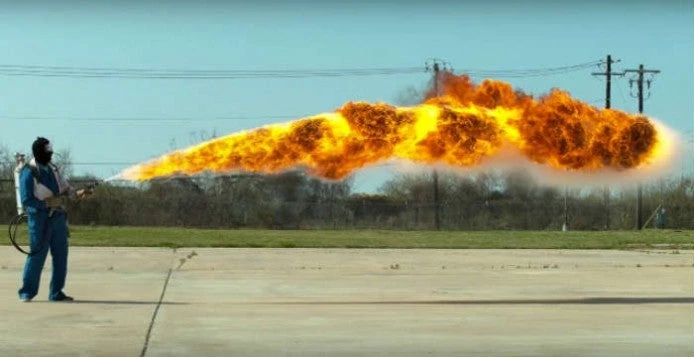 Εκπληκτικό βίντεο: Δείτε πως λειτουργεί ένα φλογοβόλο